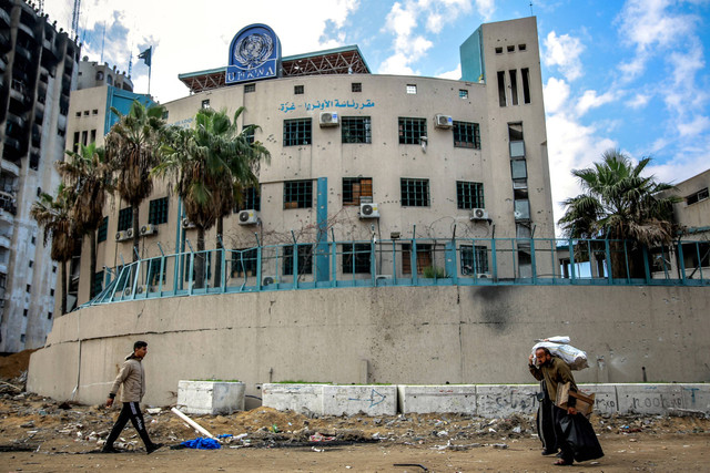 Kerusakan markas besar Badan Bantuan dan Pekerjaan PBB untuk Pengungsi Palestina (UNRWA) di Kota Gaza. Foto: AFP