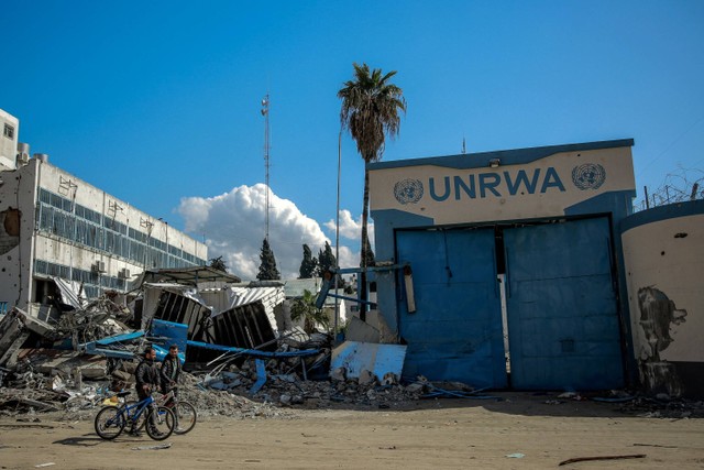 Kerusakan markas besar Badan Bantuan dan Pekerjaan PBB untuk Pengungsi Palestina (UNRWA) di Kota Gaza. Foto: AFP