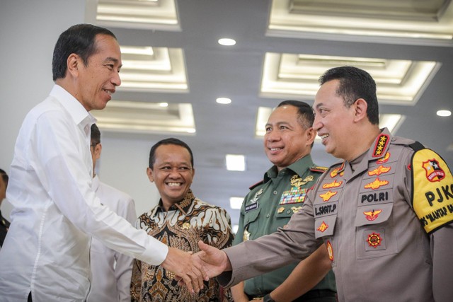 Presiden Joko Widodo berjabat tangan dengan Kapolri Jenderal Pol Listyo Sigit Prabowo saat tiba untuk meresmikan RS PPN Panglima Besar Soedirman, Bintaro, Jakarta Selatan, Senin (19/2/2024). Foto: Jamal Ramadhan/kumparan