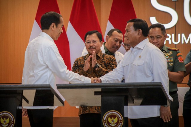 Presiden Joko Widodo berjabat tangan dengan Menhan Prabowo Subianto usai meresmikan RS PPN Panglima Besar Soedirman, Bintaro, Jakarta Selatan, Senin (19/2/2024). Foto: Jamal Ramadhan/kumparan