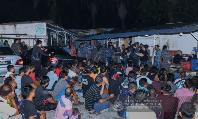 Malaysia gerebek permukiman ilegal di kebun sawit setia alam, 130 WNI ditangkap, 18 Februari 2024. Foto: Dok Jabatan Imigresen Malaysia