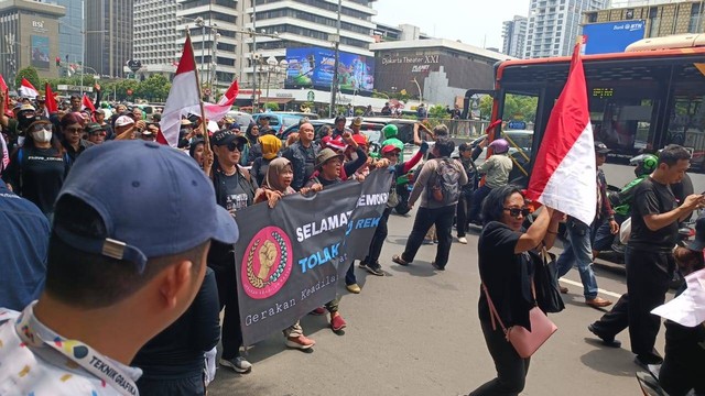 Massa dari Gerakan Keadilan Rakyat melakukan aksi demonstrasi di depan Gedung Bawaslu, Jakarta Pusat, Senin (19/2/2024). Foto: Fadlan Nuril Fahmi/kumparan