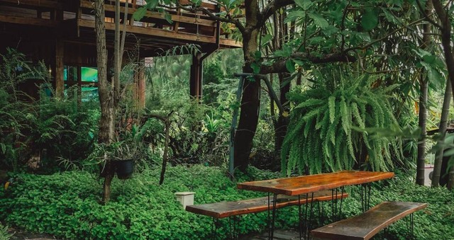 River Deck Cafe. Foto hanyalah ilustrasi bukan tempat sebenarnya. Sumber: Unsplash/Sasi