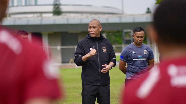 Pelatih Nova Arianto memimpin latihan Timnas U-16 Indonesia di Lapangan ABC, Senayan, Jakarta, Senin (19/2/2024).  Foto: PSSI