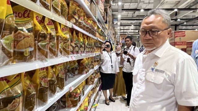 Mendag Zulkifli Hasan saat mengunjungi Transmart Kota Kasablanka, Jakarta, Senin (19/2/2024). Foto: Widya Islamiati/kumparan