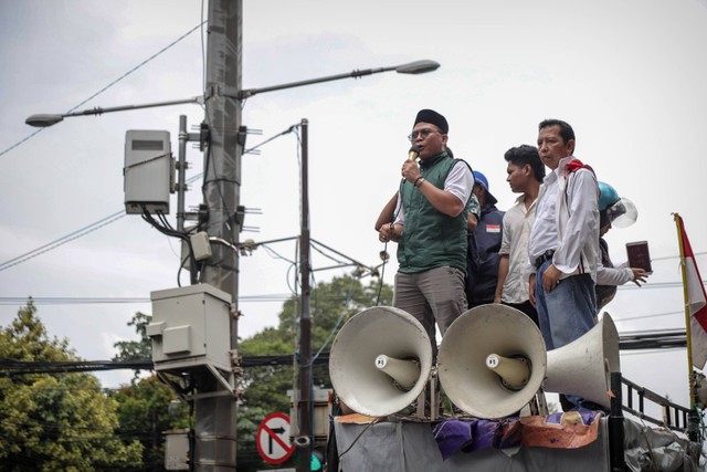 Sejumlah demonstran yang tergabung dalam Gerakan Masyarakat Sipil Selamatkan Demokrasi Indonesia menggelar unjuk rasa di depan Kantor Komisi Pemilihan Umum (KPU), Jakarta, Senin (19/2/2024). Foto: Jamal Ramadhan/kumparan