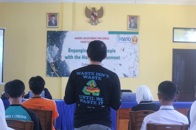 Pelatihan tentang kebersihan pantai bagi siswa SMK di Kabupaten Pangandaran (Foto Pribadi)