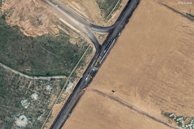 Citra satelit menunjukkan pembangunan tembok di sepanjang perbatasan Mesir-Gaza dekat Rafah. Foto: Maxar Technologies/Handout via REUTERS