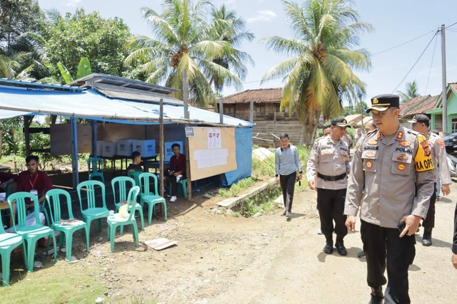 Kapolres Pesisir Barat, AKBP Alsyahendra saat monitoring Pemungutan Suara Ulang (PSU) di TPS 01 Pekon Tanjung Rejo, Kecamatan Bengkunat. | Foto: Dok Humas Polres Pesisir Barat