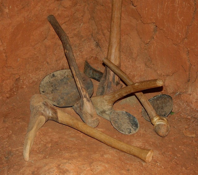 Ilustrasi mengapa manusia purba membuat peralatan dari bahan batu kayu dan tulang. Sumber: pixabay