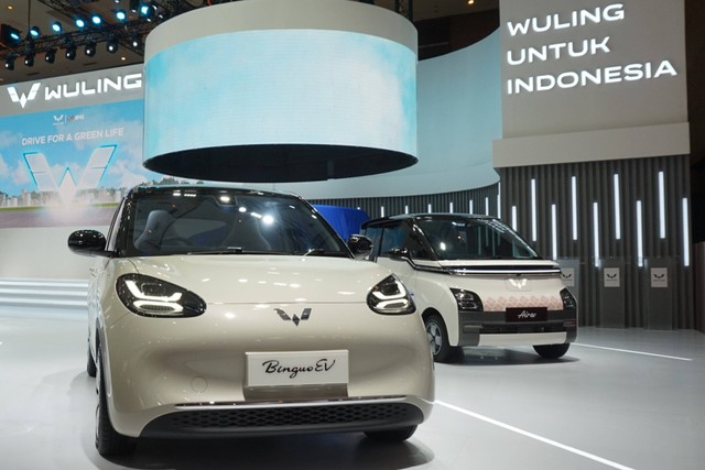 Mobil listrik Wuling BinguoEV dan Air ev di IIMS 2024 JIExpo Kemayoran, Jakarta. Foto: Wuling Motors