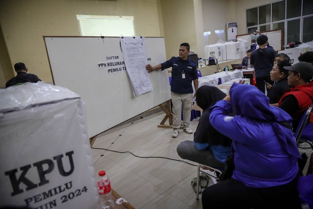 Suasana proses rekapitulasi hasil penghitungan suara secara manual tingkat kecamatan di Gelanggang Olah Raga (GOR) Tanah Abang, Bendungan Hilir, Kec. Tanah Abang, Jakarta Pusat, Senin (19/2/2024). Foto: Jamal Ramadhan/kumparan