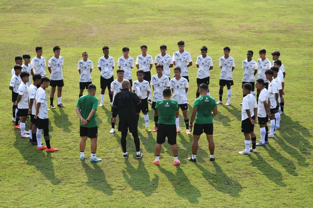 Pelatih Timnas U-16 Nova Arianto (tengah) memberikan instruksi kepada pemain saat pemusatan latihan di Lapangan B, Kompleks Gelora Bung Karno (GBK), Senayan, Jakarta, Senin (19/2/2024). Foto: M Risyal Hidayat/Antara Foto 