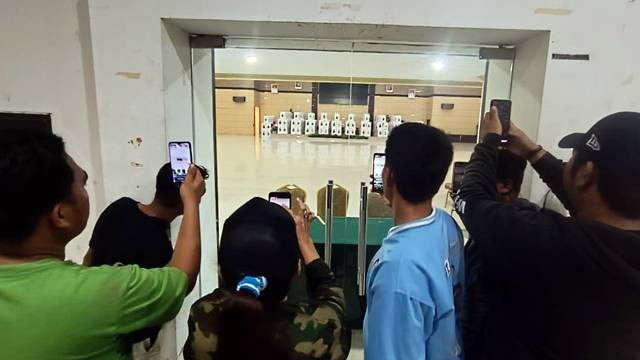 Warga ramai-ramai mengambil video kotak suara yang berada di Graha Gubernuran Sulawesi Utara yang dipindahkan oleh PPK Wenang.