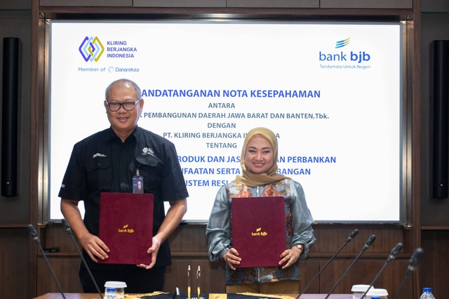 bank bjb bekerja sama dengan perusahaan bersinergi dengan PT Kliring Berjangka Indonesia (KBI) dengan menandatangani Memorandum of Understanding Layanan Perbankan, terkait Kerja Sama Pemanfaatan dan Pengembangan Sistem Resi Gudang, dan Kerja Sama Jasa Layanan lainnya. Foto: bank bjb