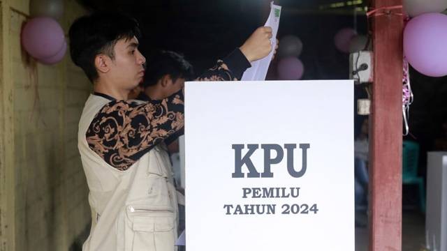 Seorang pemilih di Kota Manado, melihat daftar caleg yang tertera pada kertas suara Pemilu 2024. (foto: febry kodongan)