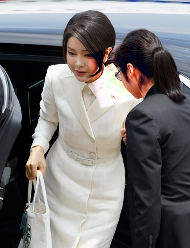 Sumber Foto: https://www.shutterstock.com/editorial/image-editorial/south-korean-first-lady-kim-keon-hee-spotted-14003621p