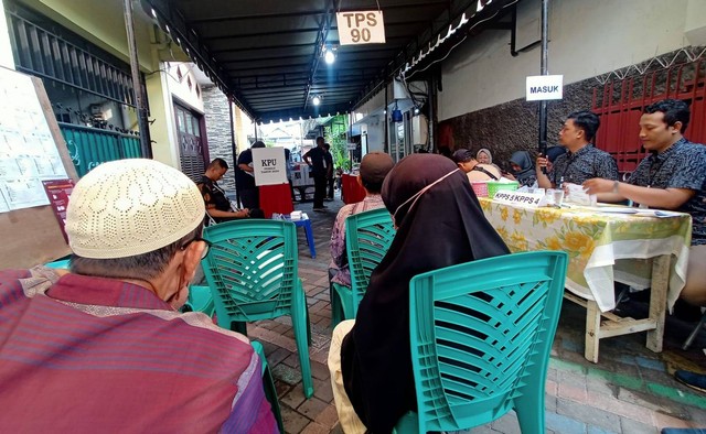 Salah satu TPS di Surabaya. KPU mencatat puluhan petugas KPPS meninggal dunia dan ribuan lainnya jatuh sakit saat bertugas, diduga karena kelelahan. Foto: Masruroh/Basra