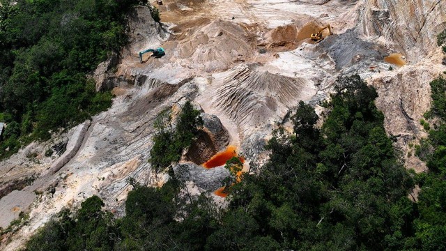 Foto udara aktivitas penambangan pasir silika di Kecamatan Moramo, Konawe Selatan, Sulawesi Tenggara, Senin (19/2/2024). Foto: Jojon/Antara Foto