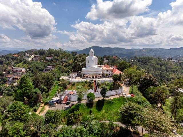 Vihara Dharma Giri Bali. Foto hanya ilustrasi bukan tempat sebenarnya. Sumber foto: Unsplash.com/Yves Alarie