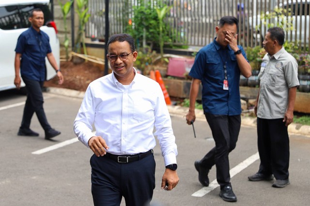 Capres 01 Anies Baswedan tiba di Kantor Tim Hukum Nasional Anies-Muhaimin, Mampang, Jakarta, Selasa (20/2/2024). Foto: Iqbal Firdaus/kumparan