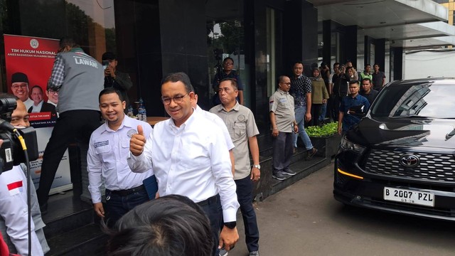 Capres 01 Anies Baswedan menyambangi Posko Tim Hukum AMIN untuk membahas persiapan tim hukum terkait pemilu di Mampang, Jakarta Selatan, Selasa (20/2/2024). Foto: Annisa Thahira Madina/kumparan