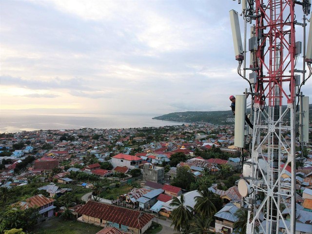 Ilustrasi teknisi XL Axiata melakukan pemeliharaan jaringan BTS 4G di Sulawei. Foto: XL Axiata