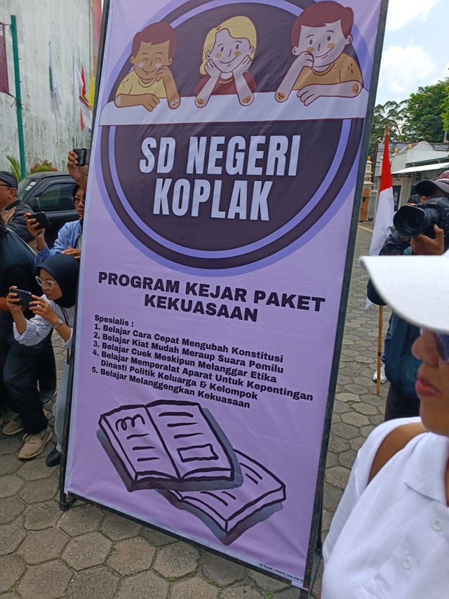 Poster unjuk rasa massa di KPU DIY. Foto: Arfiansyah Panji/kumparan