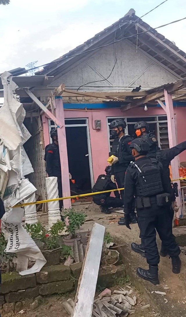 Pemeriksaan rumah milik Kusairi (53) di Dusun Timur RT 01 RW 03, Desa Nyalabuh Daya, Kecamatan/Kabupaten Pamekasan, Madura dilempari bom bondet pada Senin (19/2/2024). Foto: Polres Pamekasan