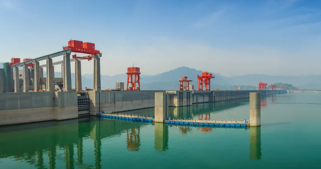 Bendungan Tiga Ngarai (Three Gorges Dam), pembangkit listrik tenaga air berkapasitas terbesar di dunia, di sepanjang Sungai Yangtze, China. Foto: Shutterstock