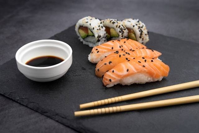 Shagi Sushi. Foto hanya ilustrasi, bukan tempat sebenarnya. Sumber: Unsplash/Andraz Lazic