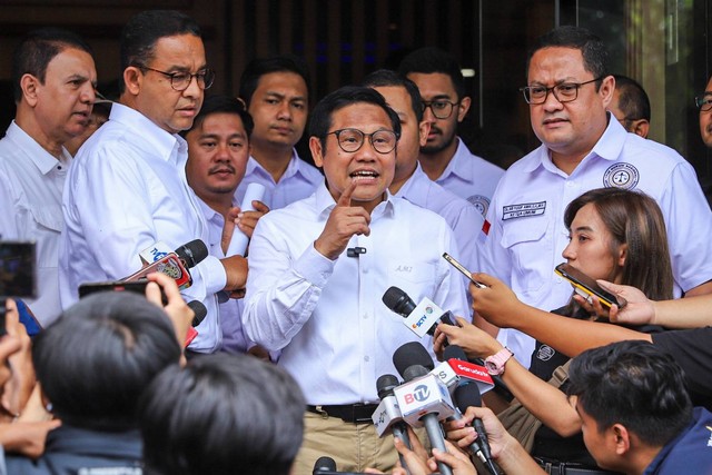 Capres Cawapres 01 Anies Baswedan dan Muhaimin Iskandar usai bertemu Tim Hukum AMIN di Mampang, Jakarta, Selasa (20/2/2024). Foto: Iqbal Firdaus/kumparan