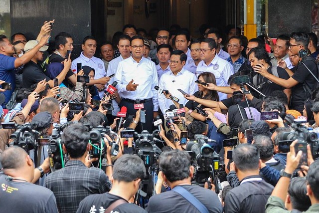 Capres Cawapres 01 Anies Baswedan dan Muhaimin Iskandar usai bertemu Tim Hukum AMIN di Mampang, Jakarta, Selasa (20/2/2024). Foto: Iqbal Firdaus/kumparan