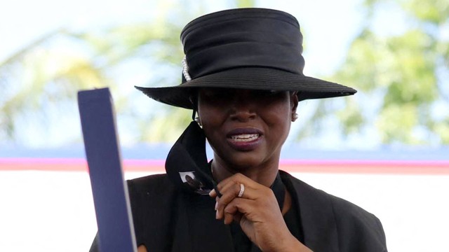 Martine Moise berduka saat pemakaman suaminya, Presiden Haiti Jovenel Moise yang terbunuh, pada 23 Juli 2021, di Cap-Haitien, Haiti. Foto: Valerie Baeriswyl/AFP