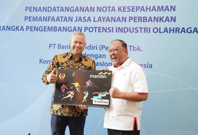 Bank Mandiri dan Komite Olahraga Nasional Indonesia (KONI) melakukan penandatanganan nota kesepahaman layanan perbankan terintegrasi antara kedua pihak. Foto: Dok. Istimewa