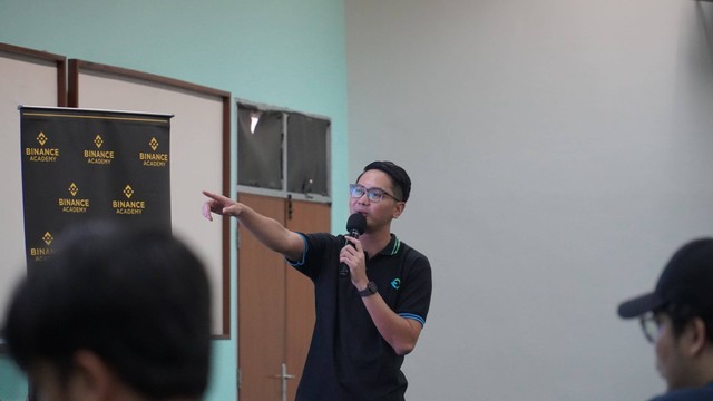 Wan Iqbal, Chief Marketing Officer Tokocrypto dalam WEB3 on Campus di PCU, ketika menerangkan tentang Blockchain yang merupakan solusi manajemen organisasi dan keuangan masa depan. Foto: Humas PCU