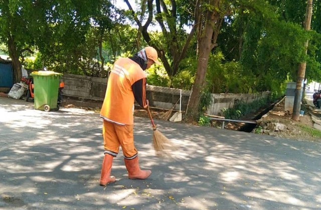 Petugas Penanganan Prasarana dan Sarana Umum (PPSU) Kelurahan Ancol yang sempat mogok kerja karena disebut 'miskin' oleh lurah sudah kembali bekerja, Selasa (20/2/2024). Foto: Kelurahan Ancol