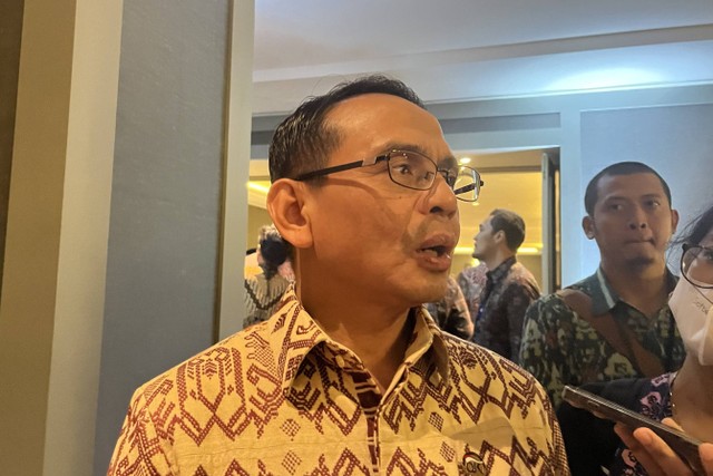 Kepala Eksekutif Pengawas Lembaga Pembiayaan, Perusahaan Modal Ventura, Lembaga Keuangan Mikro, dan Lembaga Jasa Keuangan Lainnya OJK Agusman usai konferensi pers, Selasa (20/2/2024). Foto: Ghinaa Rahmatika/kumparan