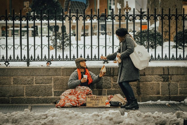 Ilustrasi Berikan Contoh Amal Kebajikan, Sumber Unsplash Jon Tyson