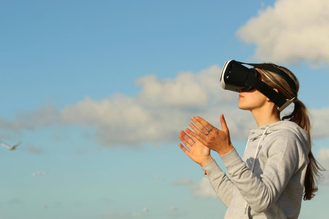 Virtual Reality (VR) adalah teknologi yang memungkinkan pengguna atau user berinteraksi dengan lingkungan yang ada dalam dunia maya. Foto: Pexels.com