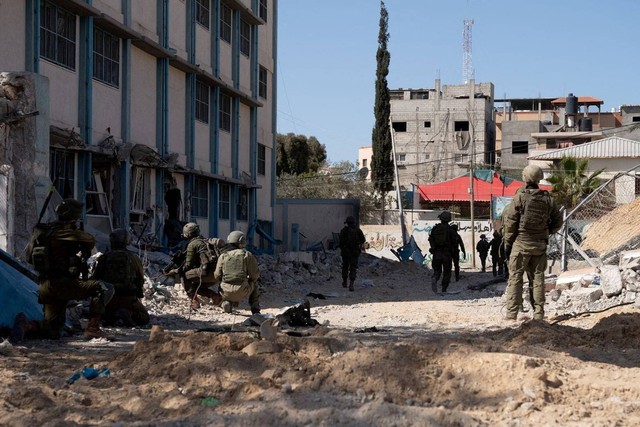 Tentara Israel beroperasi, di tengah konflik yang sedang berlangsung antara Israel dan kelompok Islam Palestina Hamas, di lokasi yang disebutkan sebagai Rumah Sakit Nasser di Gaza.
