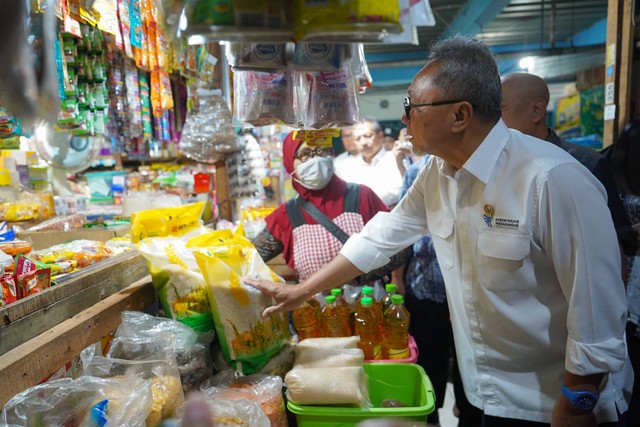 Zulhas saat melakukan pemantauan harga dan ketersediaan barang kebutuhan pokok di Semarang. Foto: Kemendag. 
