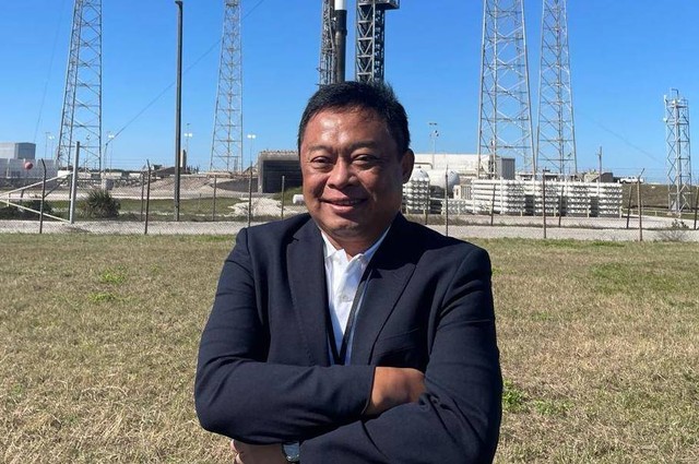 Ririek Adriansyah, Direktur Utama Telkom, berada di lokasi peluncuran Satelit Merah Putih 2 di Cape Canaveral, Florida, AS. Foto: Arifin Asydhad/kumparan