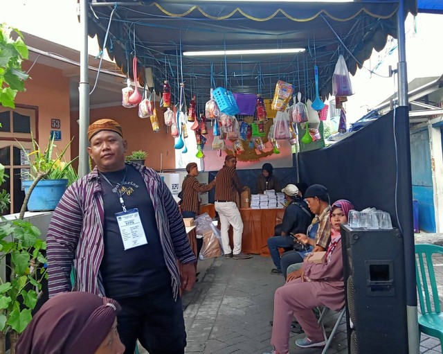 Petugas KPPS di salah satu TPS di Surabaya. Foto: Masruroh/Basra