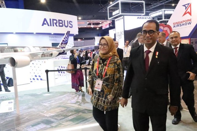 Menteri Perhubungan Budi Karya Sumadi saat bertemu dengan President Airbus Commercial APAC Anand Stanley pada acara Singapore Airshow 2024, Selasa (20/2/2024). Foto: Kemenhub RI