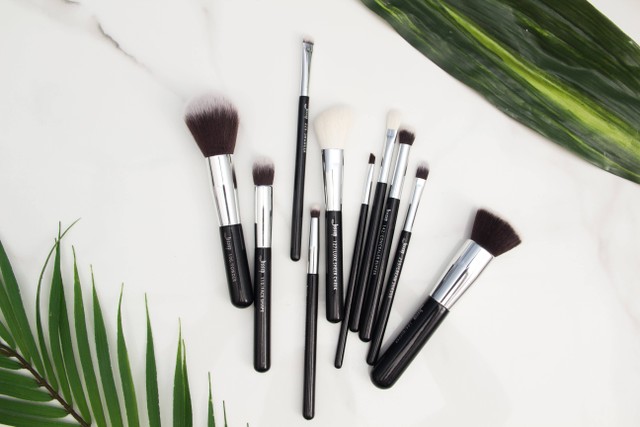Brush makeup adalah alat yang digunakan untuk mengaplikasikan produk make up ke kulit wajah. Foto: Pexels.com