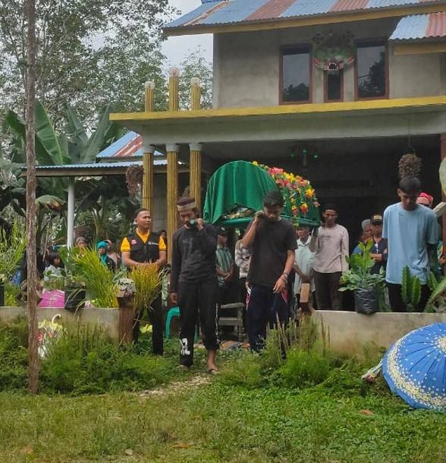 Prosesi pemakaman anggota Linmas yang meninggal dunia di Desa Mangkurat Baru, Sintang, Kalbar. Foto: Dok. Istimewa