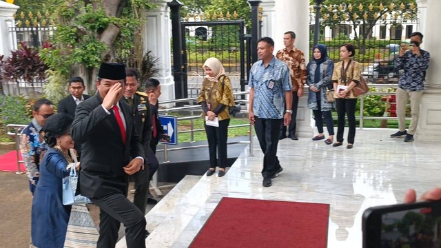 Menteri Agraria dan Tata Ruang (Menteri ATR) Marsekal (Purn) TNI Hadi Tjahjanto tiba di Istana Kepresidenan jelang pelantikan Agus Harimurti Yudhoyono (AHY) sebagai penggantinya, Rabu (21/1/2024). Foto: Zamachsyari/kumparan