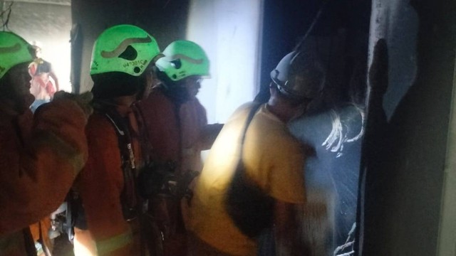 Kebakaran terjadi di Apartemen Pakuwon City, Jalan Raya Laguna Kejawan Tambak, Kecamatan, Surabaya, Rabu (21/2/2024). Foto: Command Center 112 Surabaya
