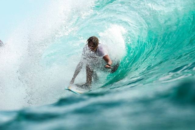 Kelas Surfing di Bali. Foto hanya ilustrasi bukan tempat sebenarnya. Sumber foto: Unsplash.com/Jeremy Bishop